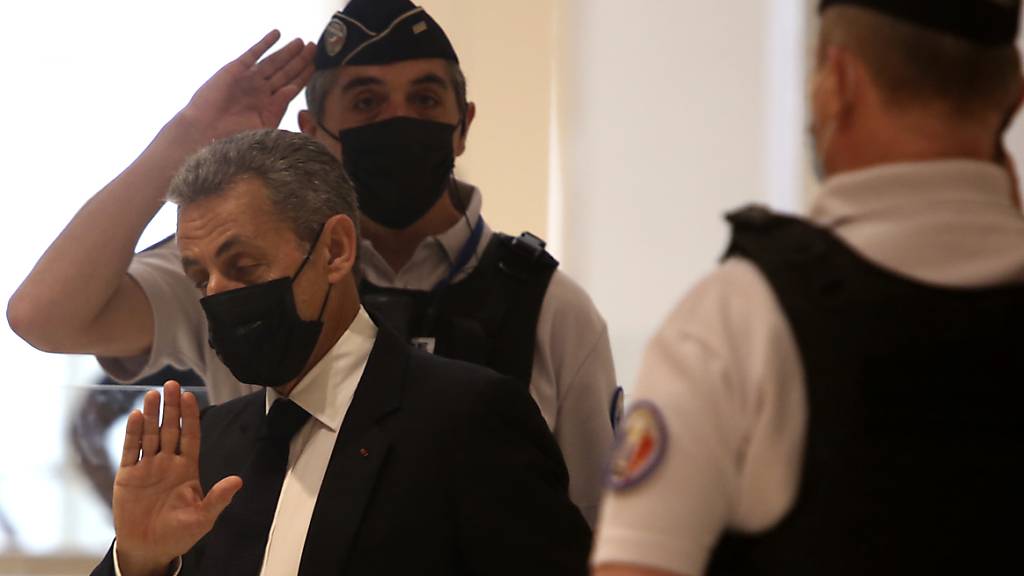 ARCHIV - Nicolas Sarkozy (M) kommt am 15. Juni 2021 in einem Pariser Gerichtsgebäude an. Im Prozess gegen den früheren französischen Präsidenten wegen mutmaßlich überhöhter Wahlkampfkosten wird heute ein Urteil erwartet. Sarkozy drohen in dem Verfahren bis zu ein Jahr Haft und eine Geldbuße. Foto: Rafael Yaghobzadeh/AP/dpa