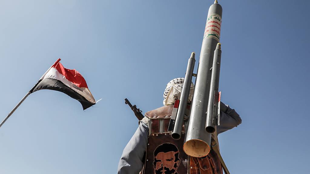 Bewaffnete Mitglieder der vom Iran unterstützten Huthi-Miliz nehmen an einer Demonstration gegen die USA und Israel teil. Foto: Osamah Yahya/dpa