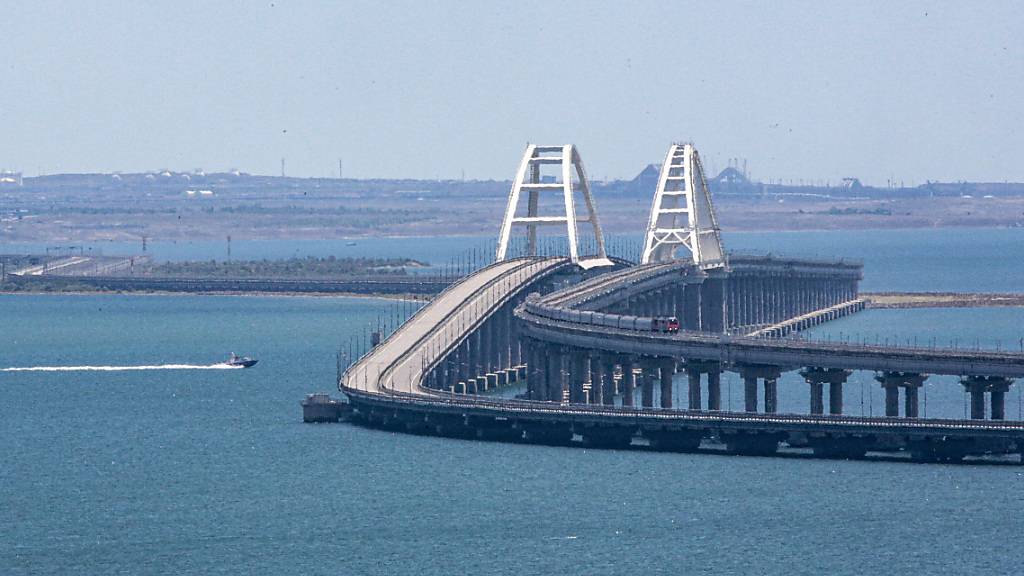 Die Krim-Brücke verbindet das russische Festland mit der Halbinsel Krim. Foto: -/AP/dpa