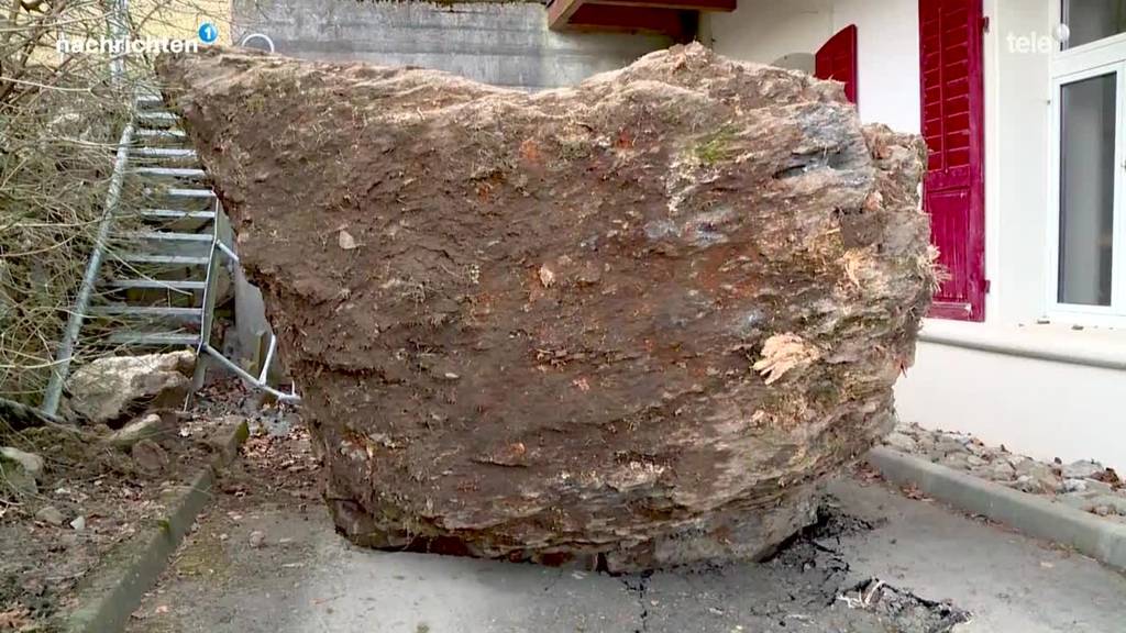 Felsbrocken rollen vor ein Wohnhaus in Morschach