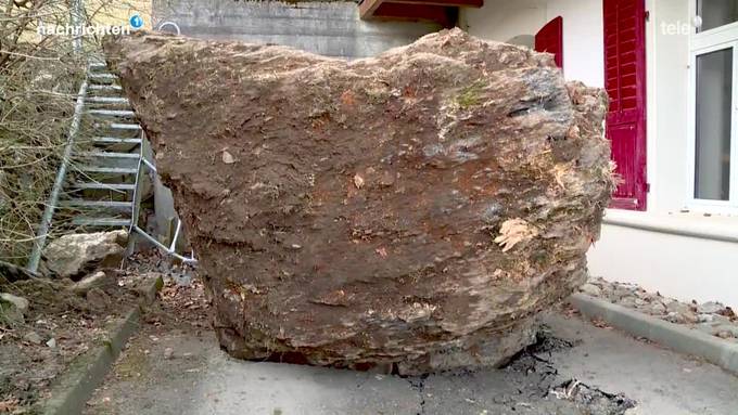 Felsbrocken rollen vor ein Wohnhaus in Morschach