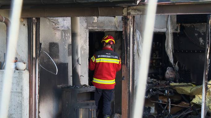 Zwei Verletzte nach Brand eines Mehrfamilienhauses in Zullwil