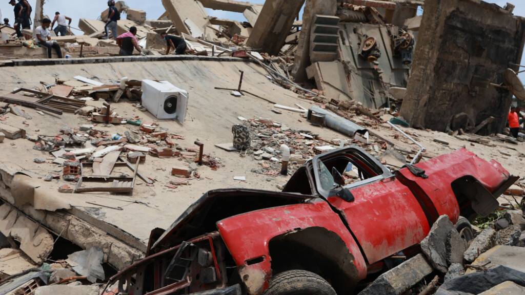 dpatopbilder - Ein Fahrzeug ist unter einem Gebäude eingeklemmt, das nach den Erdbeben in La Guaira, eingestürzt ist. Foto: Javier Campos/AP/dpa