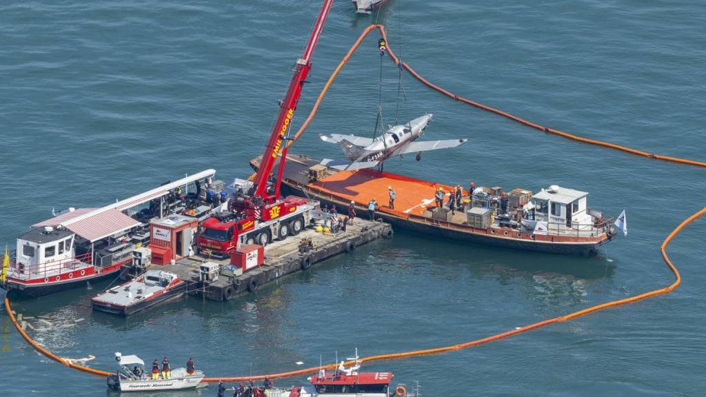 Das Flugzeug wurde aus dem See gehoben.
