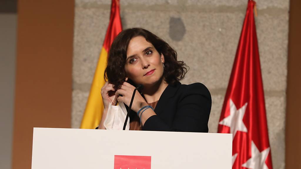 Isabel Diaz Ayuso, Regionalpräsidentin von Madrid, nimmt vor einer Pressekonferenz den Mundschutz ab. Foto: M.Fernandez. Pool/EUROPA PRESS/dpa