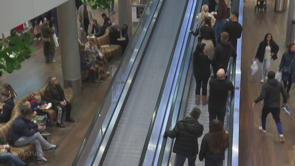 Klingelnde Kasse: Beim letzten Sonntagsverkauf vor den Festtagen stürmen die Leute das Shoppingcenter