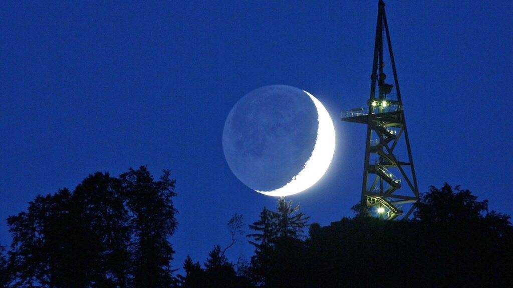 Normalerweise erscheint die Mondsichel bei zunehmendem Mond rechts. Heute soll sie liegend wie ein Schiffchen zu sehen sein. (Archivbild)