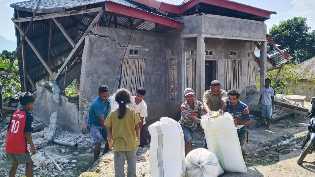 Nach schwerem Beben in Indonesien laufen Hilfslieferungen an