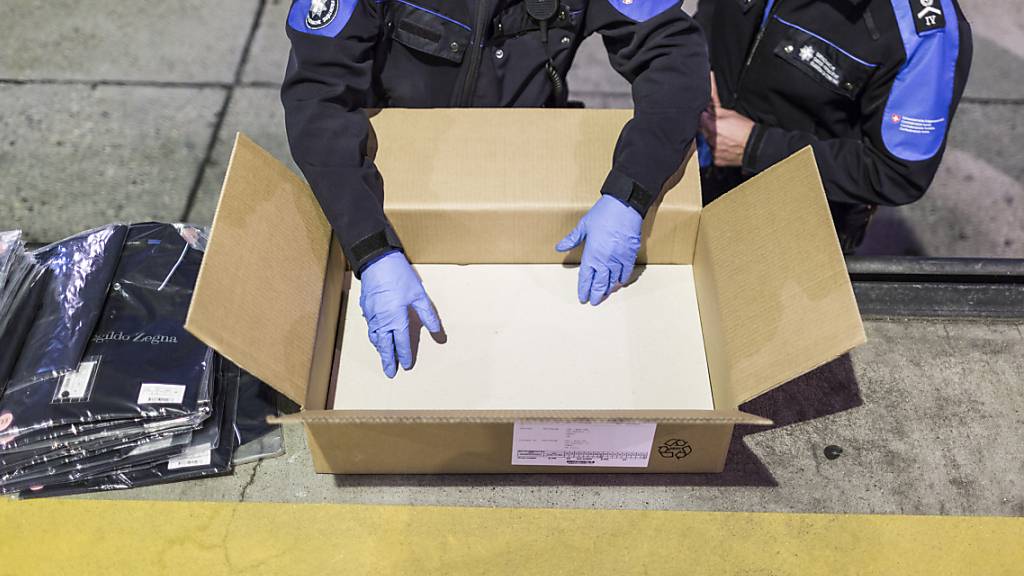 Mitglieder der Schweizer Grenzwache überprüfen ein verdächtiges Paket. 2020 wurden viel mehr Markenfälschungen entdeckt als das Jahr zuvor. (Symbolbild)