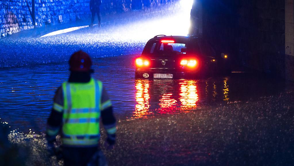 In Bellinzona blieb während des Unwetters am Samstag ein Auto in einer Unterführung stecken.