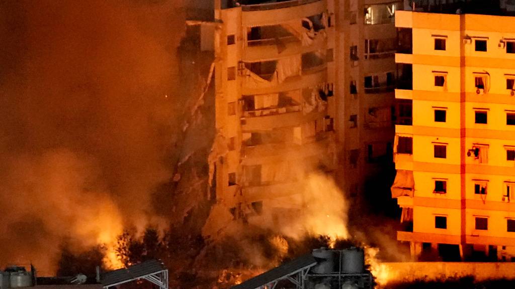 Flammen und Rauch steigen aus Gebäuden auf, die von israelischen Luftangriffen in einem südlichen Vorort von Beirut getroffen wurden. Foto: Hussein Malla/AP/dpa