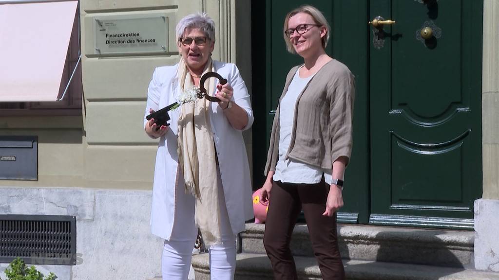 Schlüsselübergabe in Bern: Astrid Bärtschi freut sich auf ihr Amt als Finanzdirektorin