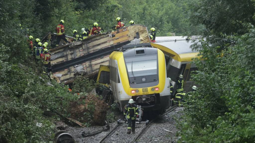 dpatopbilder - Rettungskräfte suchen in einem entgleisten Zug nach Fahrgästen. Der Personenzug ist im Kreis Biberach zwischen den Ortsteilen Zweifaltendorf und Zell entgleist. Foto: Thomas Warnack/dpa