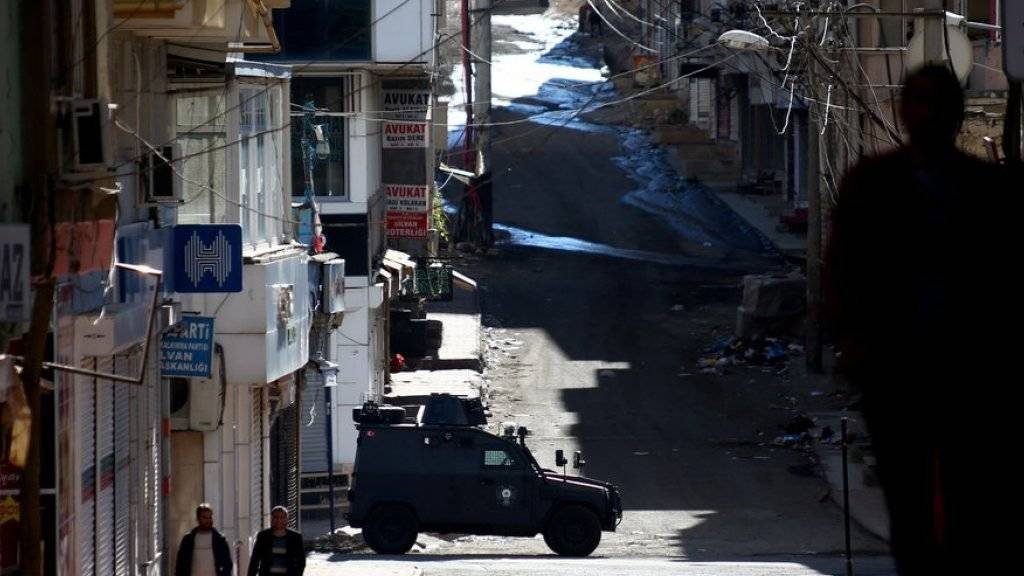 Türkische Polizei in einem gepanzerten Fahrzeug am Donnerstag in der kurdischen Staat Silvan.