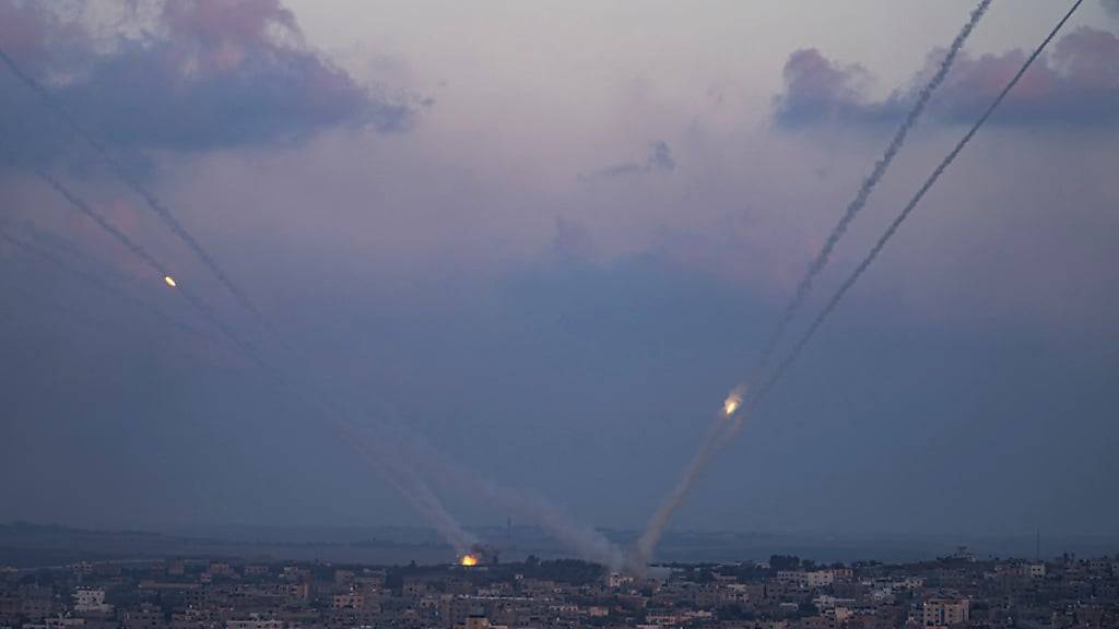 Raketen werden aus dem Gazastreifen auf Israel abgefeuert. Foto: Fatima Shbair/AP/dpa