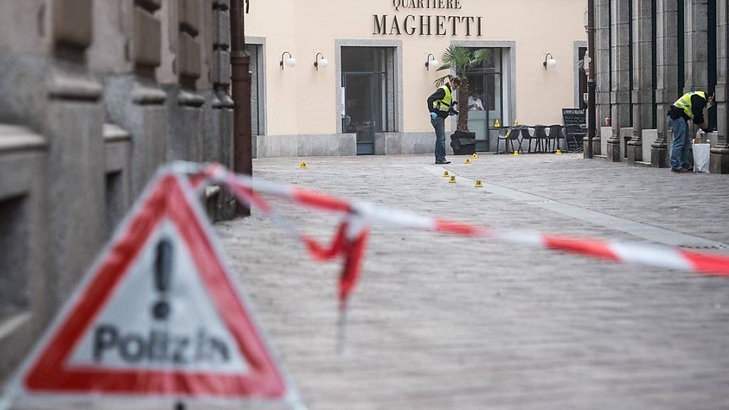 Während einer Schlägerei vor einem Lokal in Lugano hat ein Mann in der Nacht auf Samstag mehrere Menschen mit einem Messer verletzt.