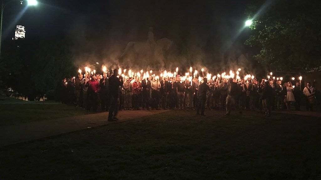 Die Statue von General Lee ist wegen der Fackeln der KKK-Demonstranten in Rauch gehüllt: Die Gegendemonstration erhielt deutlich grösseren Zulauf.