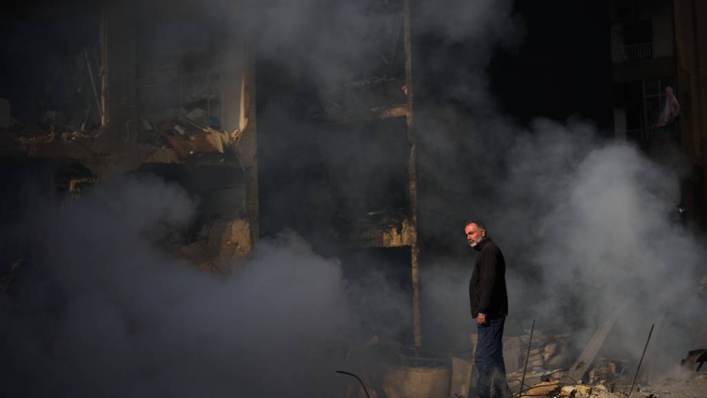 dpatopbilder - Ein Mann steht neben einem Wohnhaus, das bei einem israelischen Luftangriff in Beirut zerstört wurde. Foto: Emilio Morenatti/AP/dpa