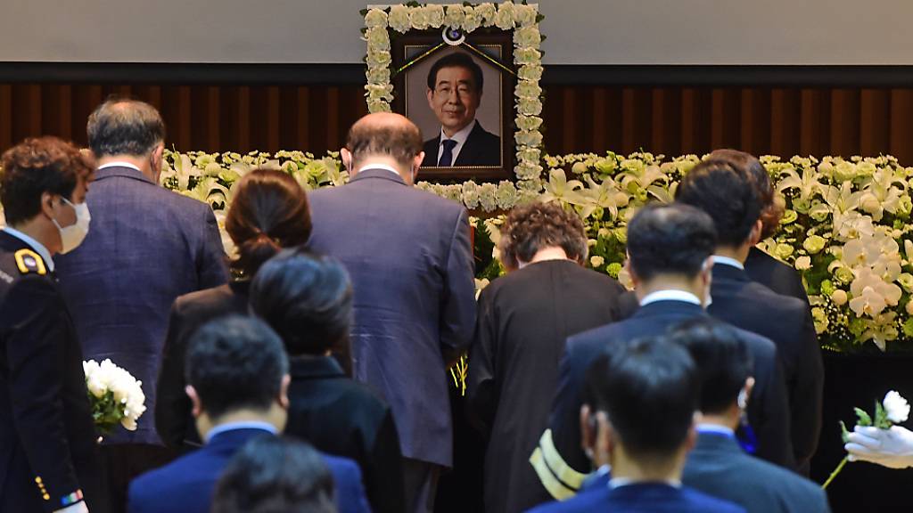 Hinterbliebene Familienmitglieder legen Blumen auf einen Altar für den verstorbenen Bürgermeister Park Won Soon während seiner Beerdigung im Rathaus von Seoul. Foto: YNA/dpa