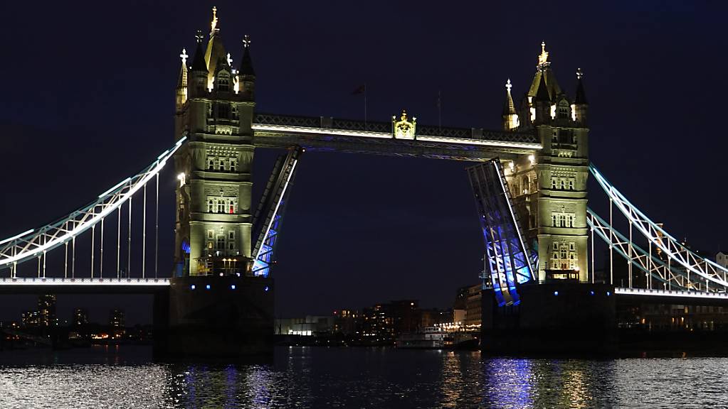 Die Tower Bridge im Zentrum Londons steckte aufgrund einer technischen Störung in vollständig geöffneter Position fest. Foto: Ian West/PA Wire/dpa
