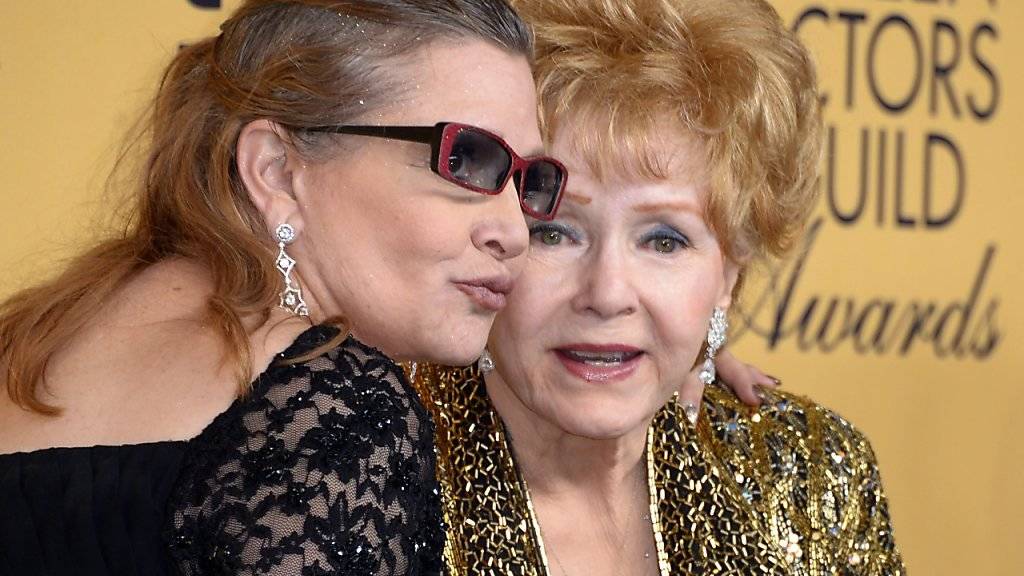 Debbie Reynolds (r) und Carrie Fisher (l) bekommen Ende März eine grosse öffentliche Trauerfeier. James Blunt soll einen eigens komponierten Song vortragen. (Archivbild)