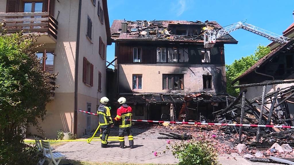 Einfamilienhaus in Boniswil brennt lichterloh