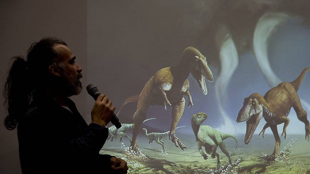 Paläontologe Sebastian Apesteguia zeigt, wie der neu entdeckte fleischfressende Dinosaurier «Gualicho» möglicherweise ausgesehen hat.