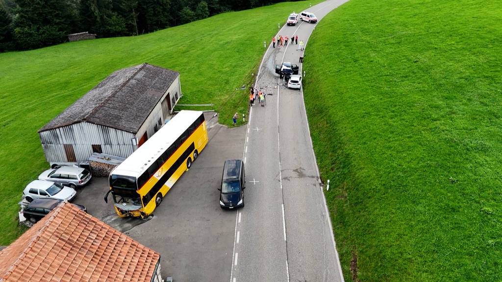 Heftiger Unfall auf Rickenstrasse – drei Personen tot