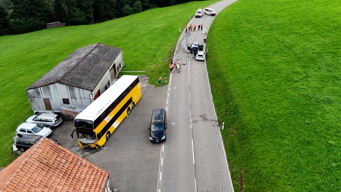 Heftiger Unfall auf Rickenstrasse – drei Personen tot