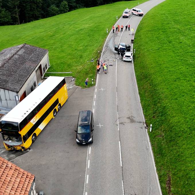 Heftiger Unfall auf Rickenstrasse – drei Personen tot