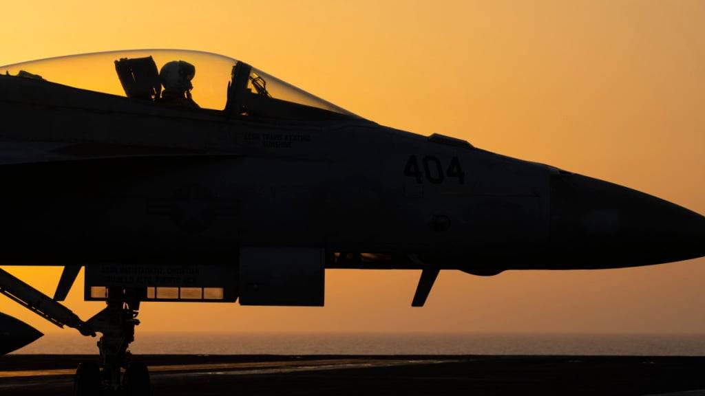 ARCHIV - Ein Kampfjet manövriert auf dem Deck des Flugzeugträgers USS Dwight D. Eisenhower im Roten Meer. Die USS Dwight D. Eisenhower mag einer der ältesten Flugzeugträger der US-Marine sein, aber sie kämpft immer noch - trotz wiederholter falscher Behauptungen der Huthi-Rebellen im Jemen. Foto: Bernat Armangue/AP/dpa