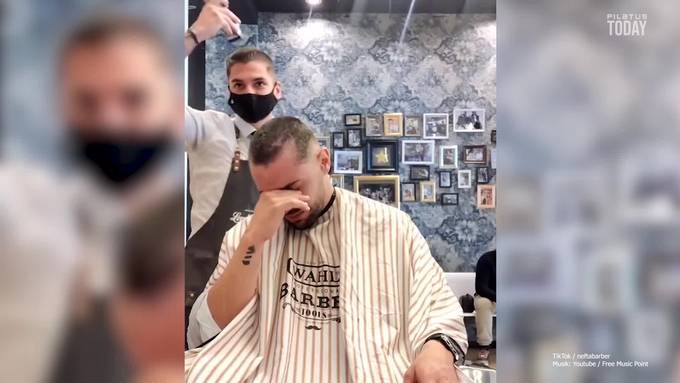 Barbier rasiert Krebspatient die Haare – und seine gleich mit