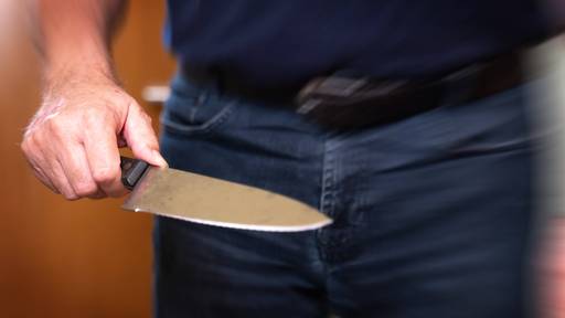Zwei Männer überfallen 23-Jährigen zu Hause und bedrohen ihn mit Messer