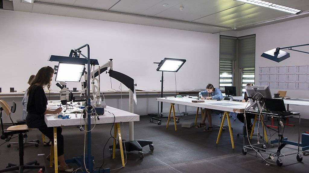 In einer eigens eingerichteten Werkstatt im Kunstmuseum Bern sind Restauratoren daran, Bilder aus dem Gurlitt-Nachlass von Schimmel, Spinnweben und Schmutz zu befreien.