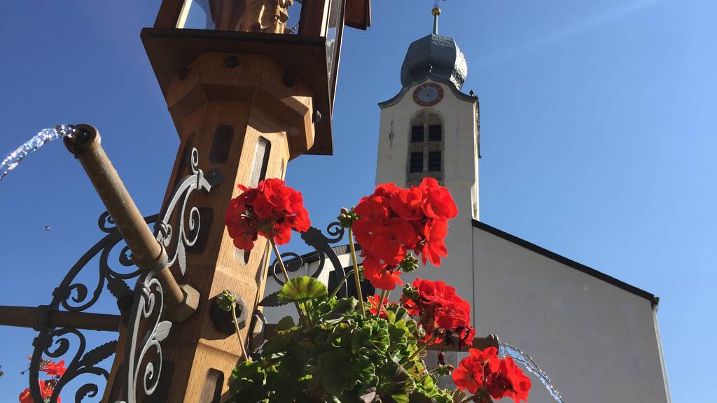 Ohnen Pfarrer nützt die schönste Kirche nichts - Dorfplatz in Brigels (Bild: FM1Today/Dario Cantieni)