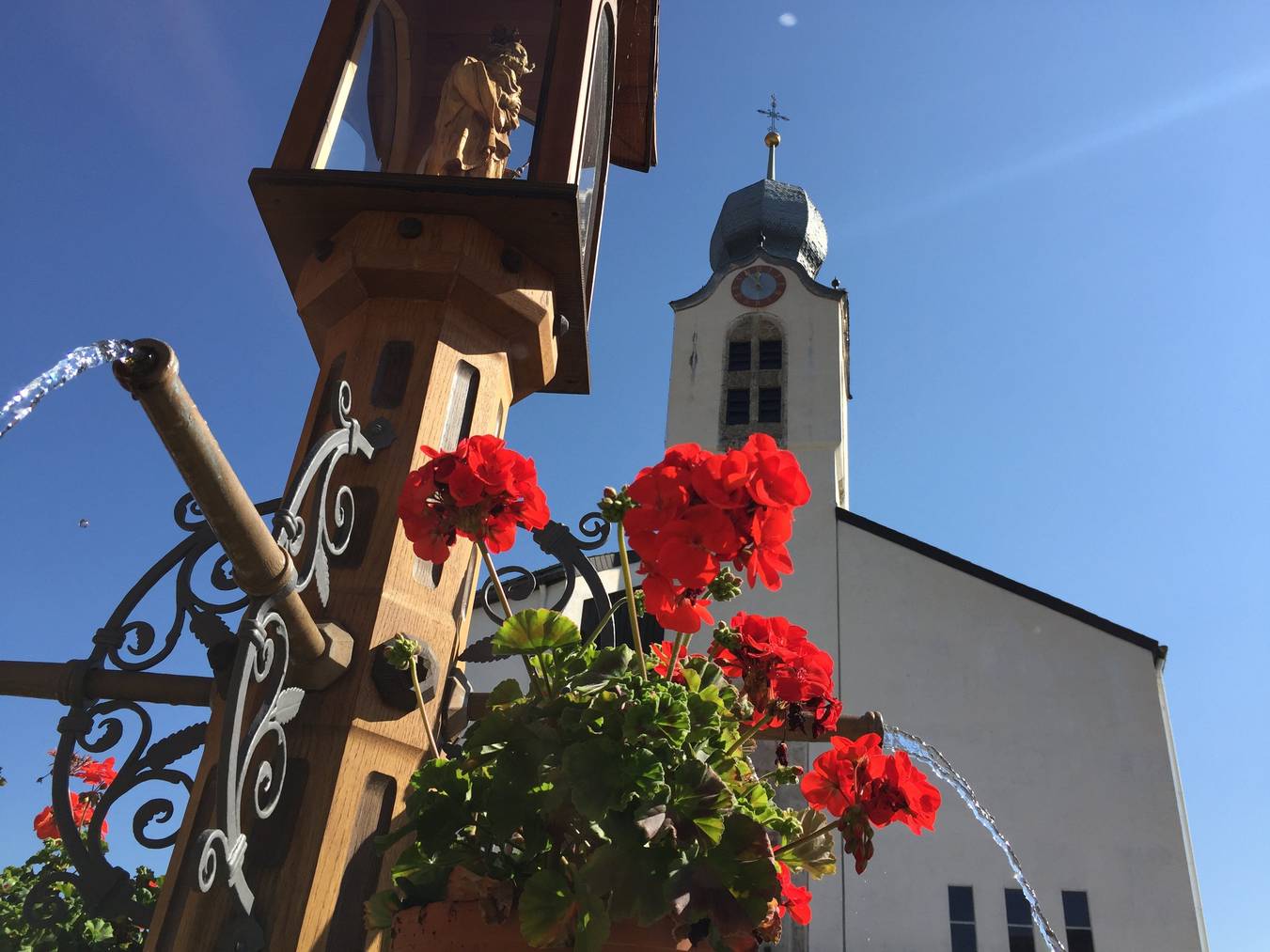 Ohnen Pfarrer nützt die schönste Kirche nichts - Dorfplatz in Brigels (Bild: FM1Today/Dario Cantieni)