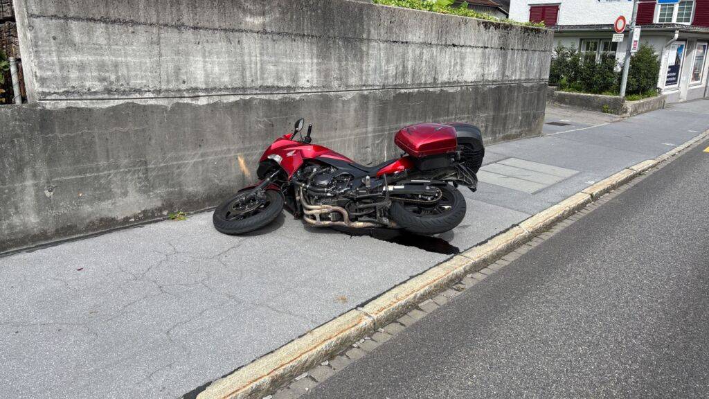 Das Motorrad fuhr nach dem Zusammenstoss 100 Meter führerlos weiter.