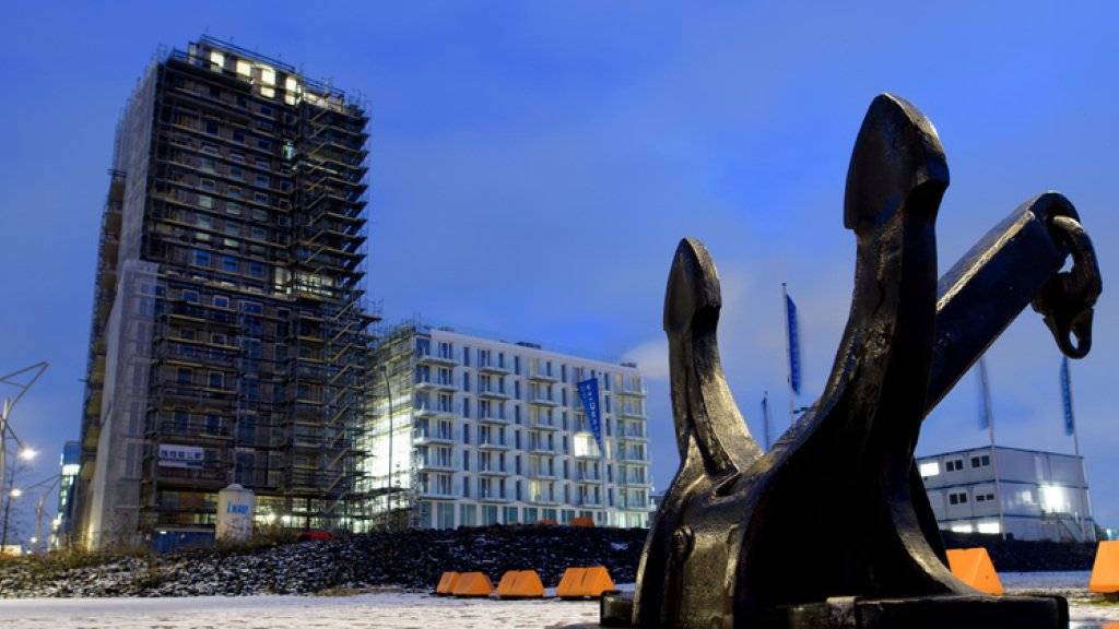 Die Skulptur «Anker des Lebens» in der Hamburger Hafencity. Nach dem Sturmtief «Friederike» hat sich das Wetter mittlerweile beruhigt.