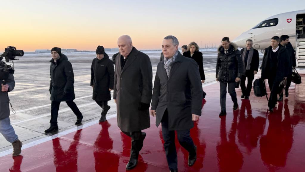 Aussenminister Ignazio Cassis (Mitte-rechts) und OSZE-Generalsekretär Feridun Sinirlioglu (Mitte-links) kommen bei eisigen Temperaturen in Moskau an. Gemäss dem Hydrometeorologischen Zentrum Russlands zeigte das Thermometer am frühen Donnerstagabend in Moskau minus zehn Grad Celsius an.