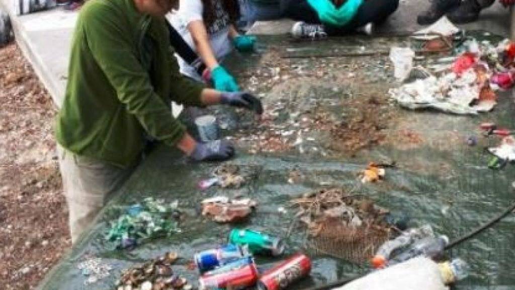 Freiwillige der Organisation STOPP haben zwischen April und Dezember 2017 insgesamt fast 80'000 Abfallgegenstände aus Schweizer Gewässern gefischt.