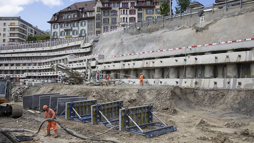 Die Grossbaustelle beim Bahnhof Bern wird noch mindestens fünf Jahre weiter bestehen. Das führt zu Einschränkungen für Reisende. (Archivbild)