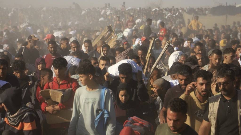 Palästinenser in Rafah tragen Hilfsgüter der Gaza Humanitarian Organization. Die Ex-Diplomaten fordern die Schweiz auf, eine Zusammenarbeit mit der Organisation abzulehnen, weil deren System der Nahrungsmittelverteilung nicht den Uno-Grundsätzen entspreche.