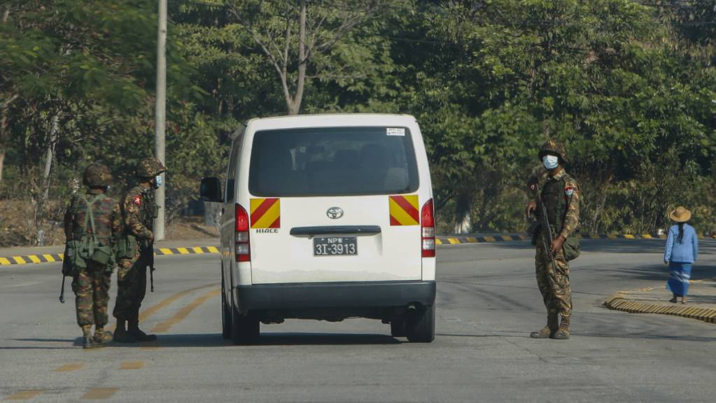 Soldaten bewachen eine Straße. Das Militär hat am 01. Februar 2021 die zivile Führung Myanmars um Suu Kyi entmachtet und einen einjährigen Ausnahmezustand verhängt. Foto: Str/AP/dpa
