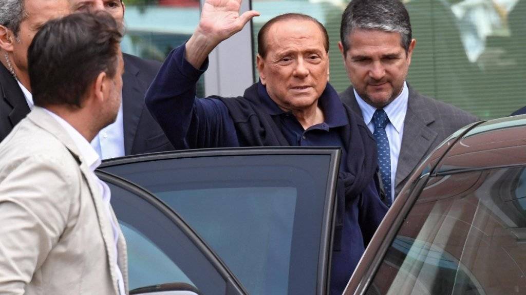 Nach der Operation am offenen Herzen durfte Ex-Ministerpräsident Berlusconi das Spital wieder verlassen. Er gibt sich zwei Monate Erholungszeit, bevor er wieder politisch aktiv sein will.