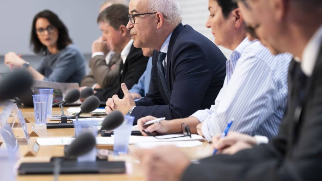 Das Ja-Komitee um SVP-Nationalrat und Hauseigentümer-Präsident Gregor Rutz (Bildmitte) präsentiert seine Argumente für die Abschaffung des Eigenmietwerts am 28. September.