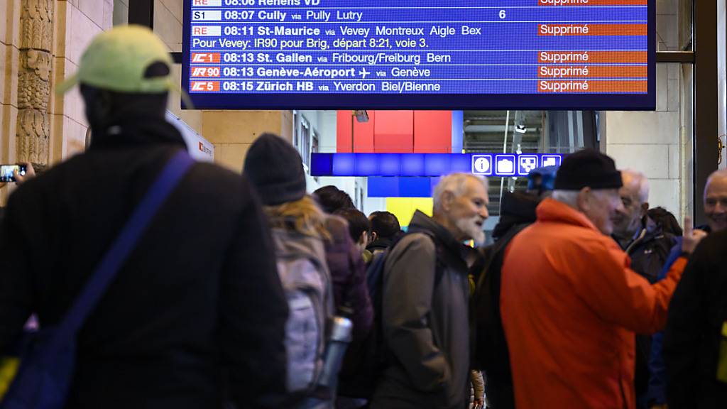 Der Bahnunterbruch in Renens VD sorgt am Donnerstagmorgen für viele Zugsausfälle: Reisende im Bahnhof Lausanne.