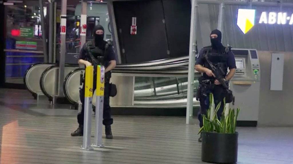 Einsatzkräfte sichern den Flughafen, nachdem er geräumt worden war. Ursache der Evakuierungsaktion: Ein Obdachloser, der sich als Terrorist ausgegeben hatte.