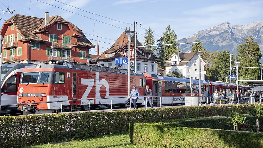 Ein Zug der Zentralbahn, der auf der Strecke Luzern-Engelberg verkehrt. (Archivaufnahme)