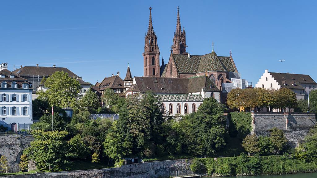 In Basel einen Sprengstoffanschlag verübt und weitere geplant haben zwei Schweizer, gegen die nun Anklage erhoben wurde. (Symbolbild mit Basler Münster)