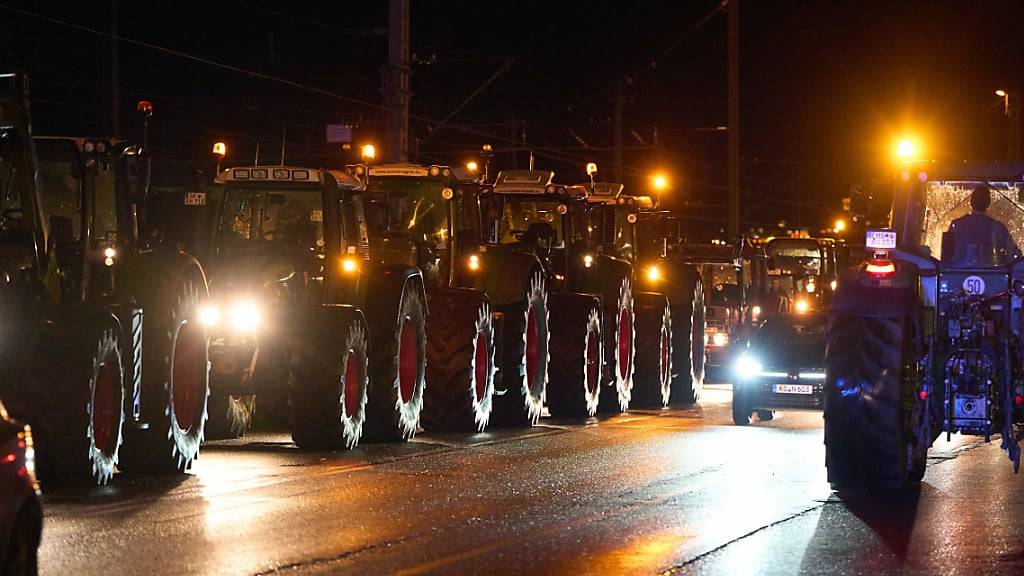 Kommende Woche dürfte es zu weiteren solchen Protestaktionen deutscher Bauern kommen. Im Bild ein Protestzug von hunderten Traktoren in Rheinland-Pfalz am 22.12.2023. (Archivbild)
